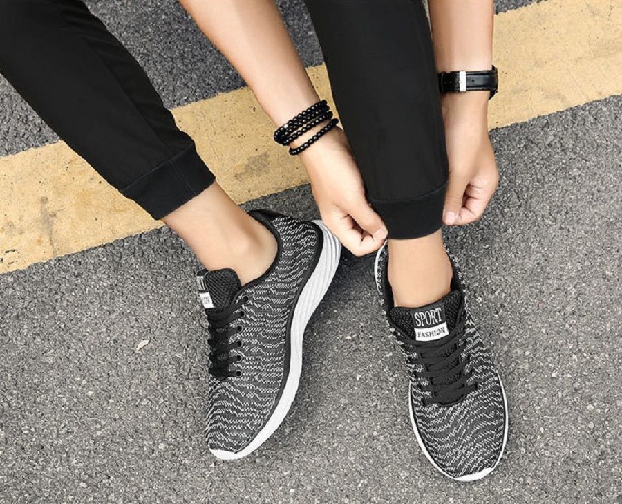 Latest Design Breathable Black Sports Shoes Sneakers for Men Athletic Shoes