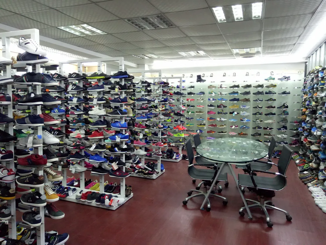 Men and Lady Breathable Shoes Flyknit Upper Sport Stock Shoes