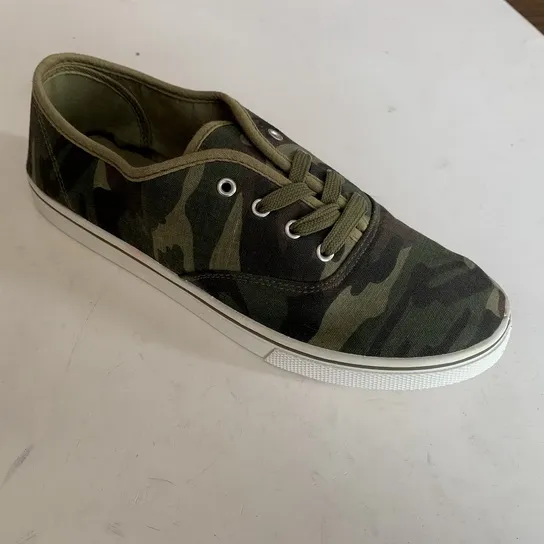 Men′s Camouflage Canvas Fabric Lace up Casual Shoes
