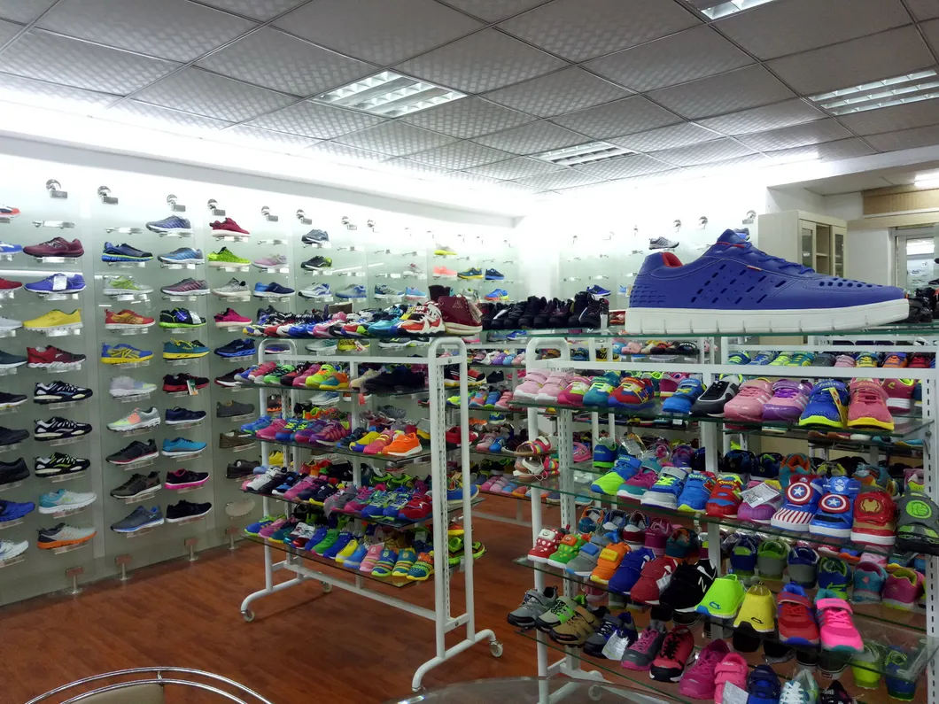 PU Upper Breather Outdoor Kid′s Sport Stock Shoes